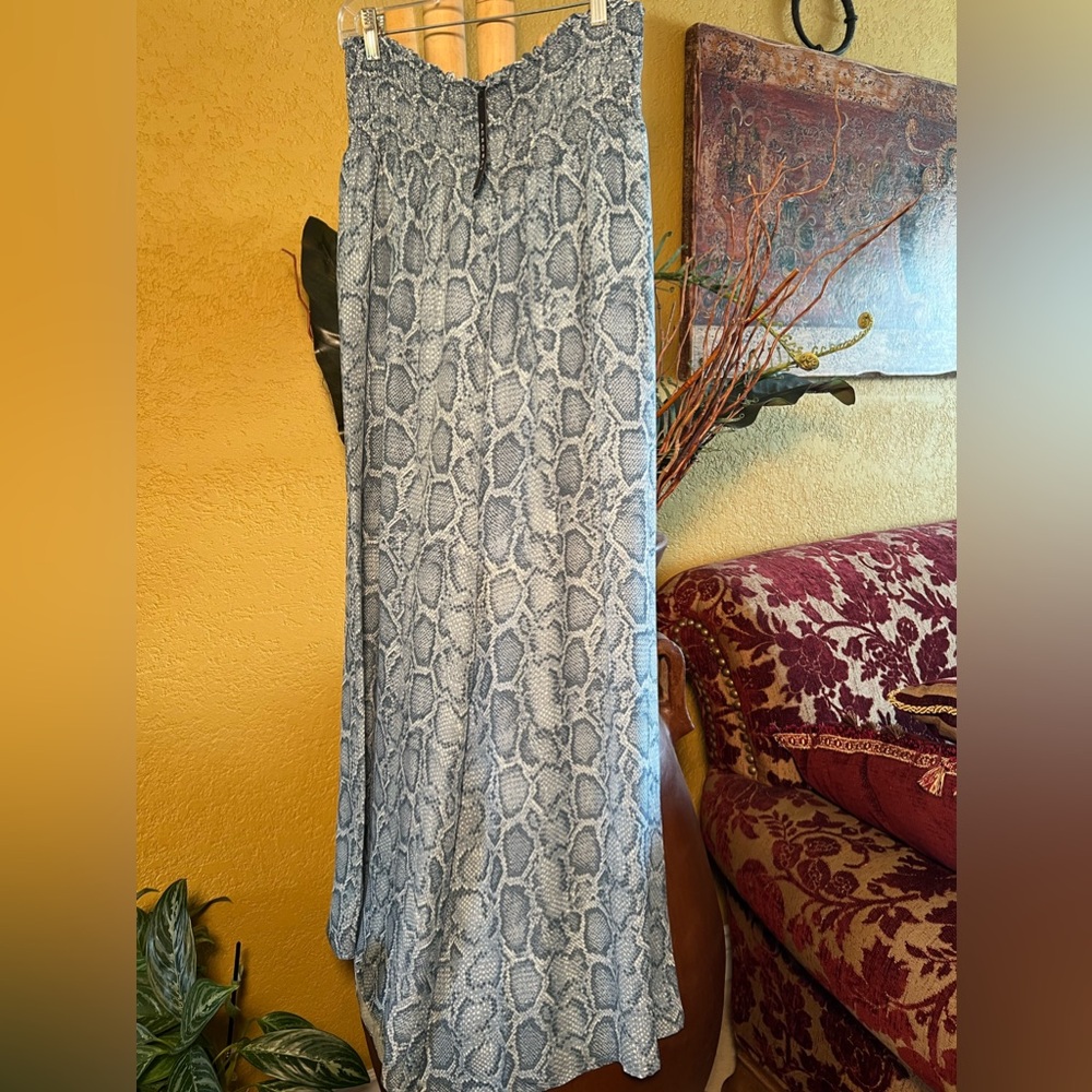 Silky wide leg animal print pant beautiful blue color, size large.